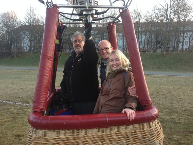 Mit Pilot Joachim Gampe (l.)  ging es für das Ehepaar Brunner in luftige Höhen. | Foto: oh/Frankenballon e.V.