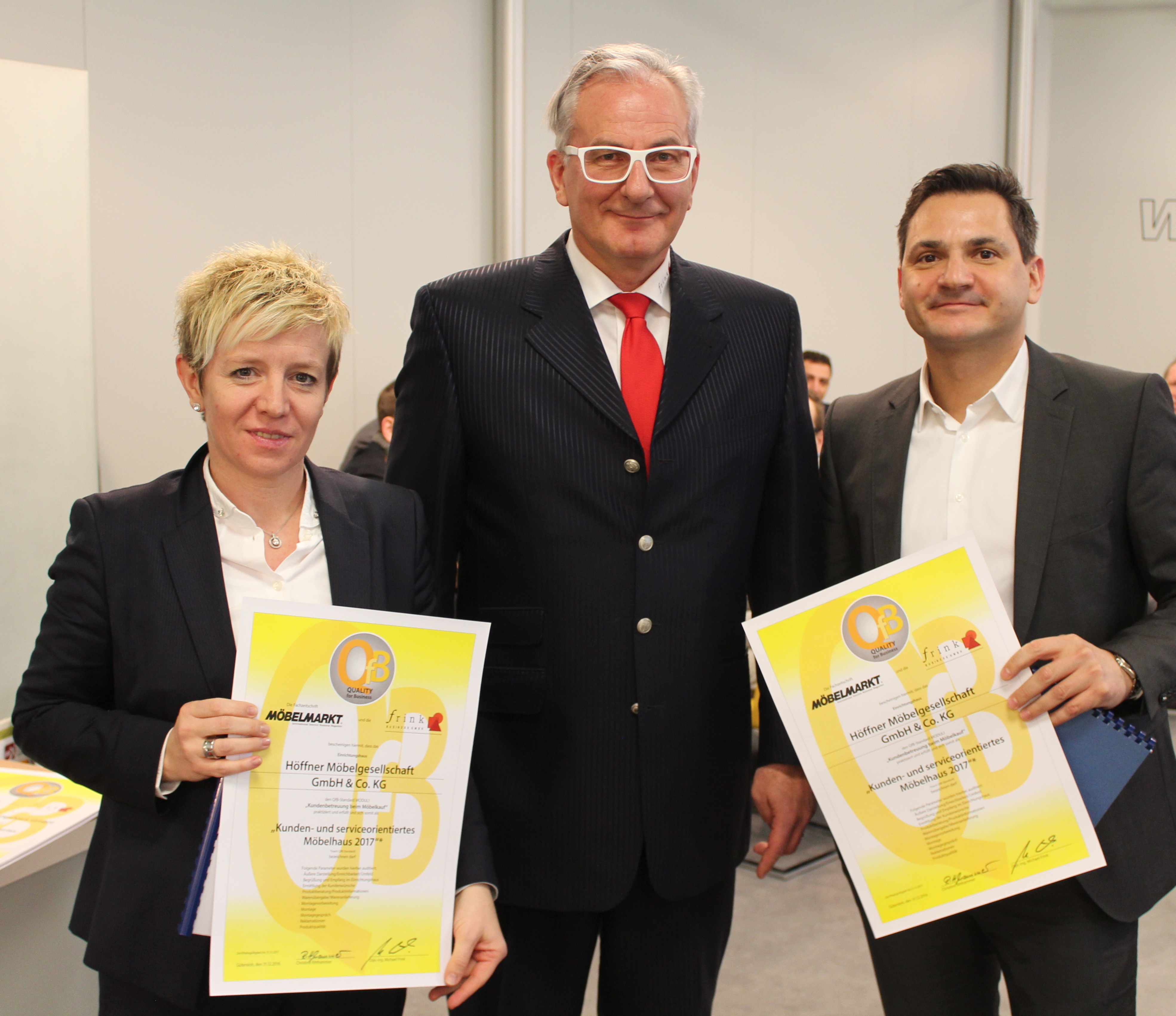 Bei der Übergabe der Urkunden (v.l.) Simone Leuchauer, Michael Frink und Roger Tosetto.