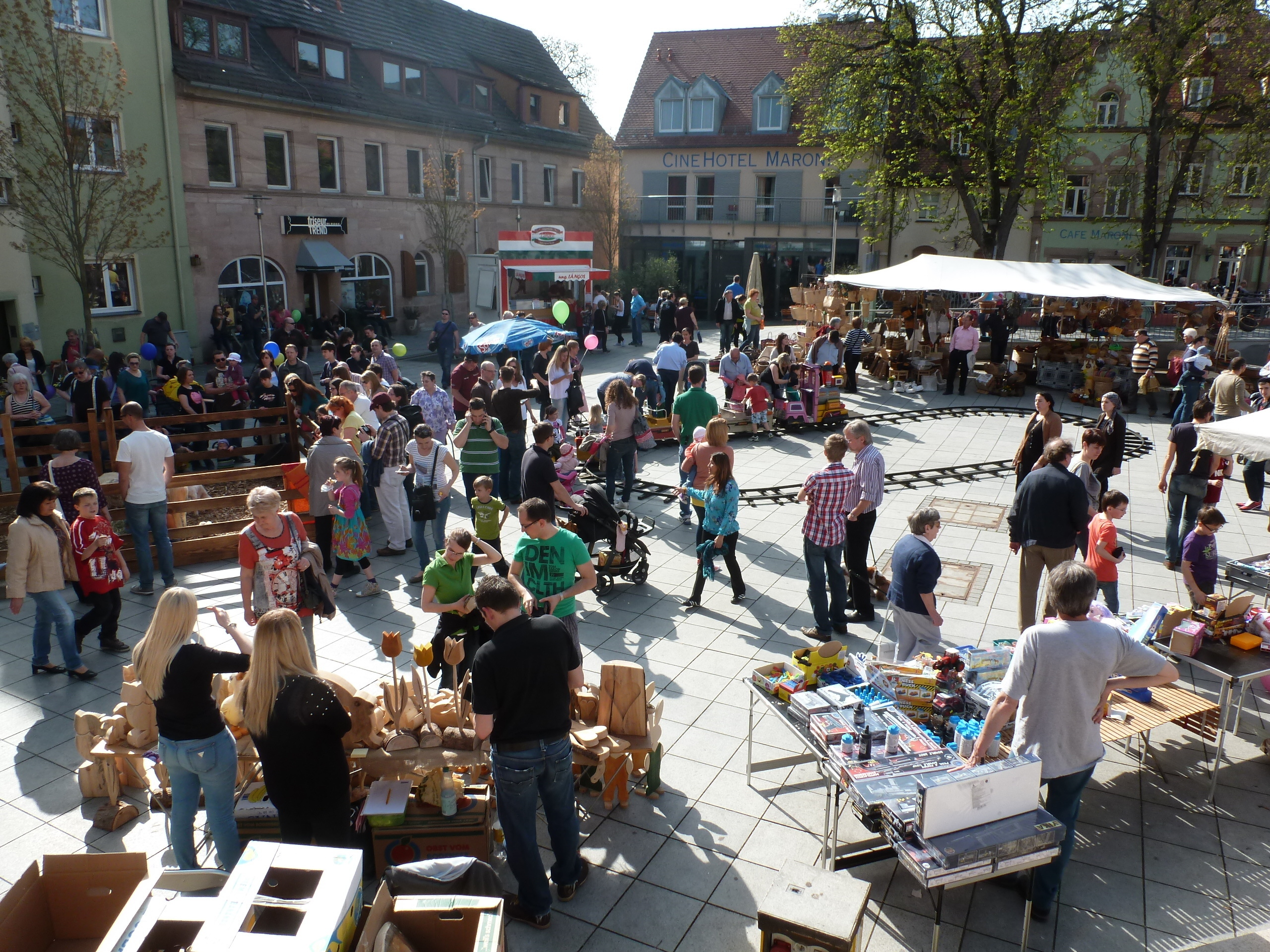 Am Marktplatz ist volles Frühlingsprogramm geboten.