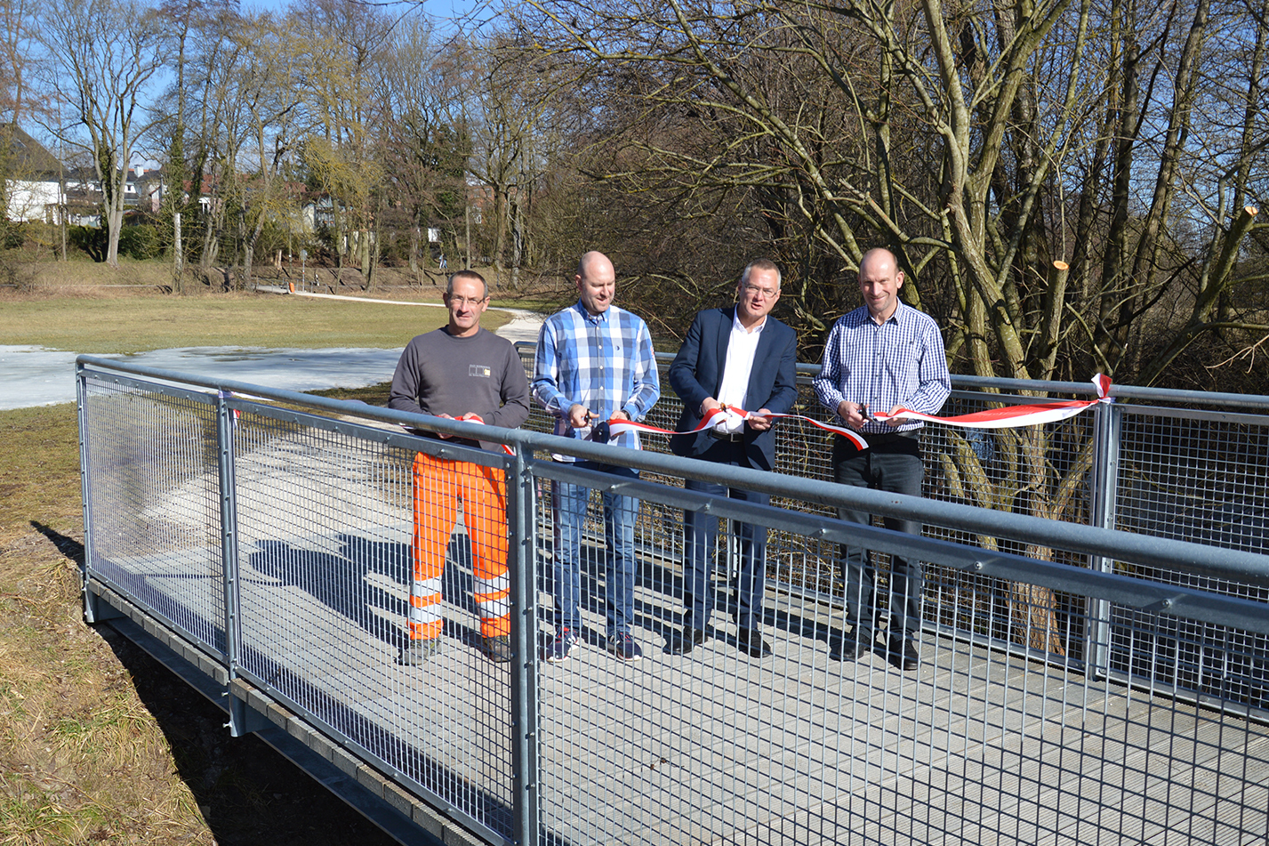 Herbert Tauschek (Bauhof), Andreas Batke (Tiefbauamt), Stadtbaurat Ricus Kerckhoff und Jürgen Barthel (Leiter Tiefbauamt) (v.l.) haben den Steg für die Öffentlichkeit freigegeben.