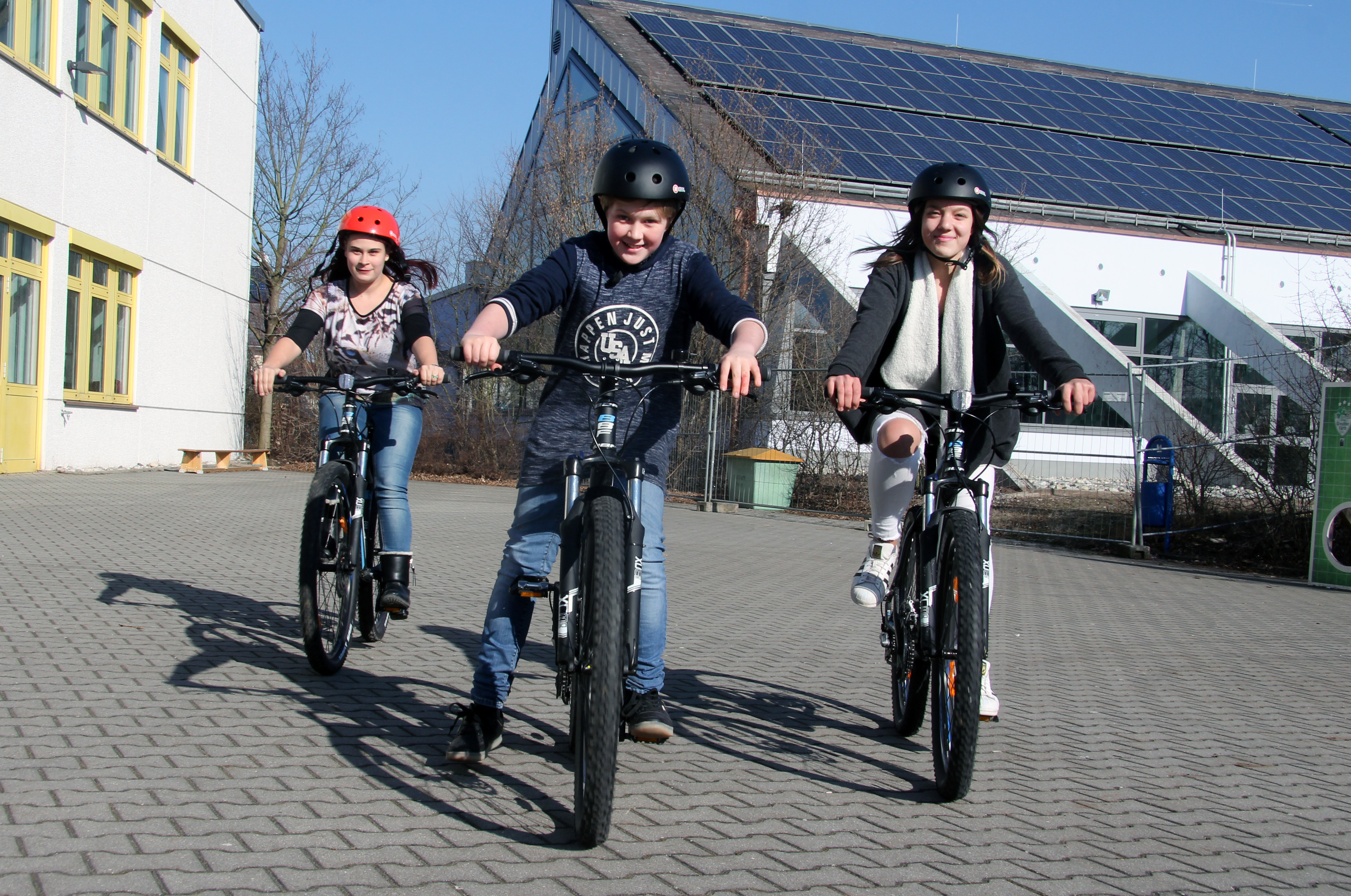 Während sich Isabell, Justin und Celina (v. li.) vor allem für das Mountainbikefahren begeistern, favorisieren andere Ganztagesschüler Fußball, Leichtathletik, Tanz, Schwimmen oder auch Volleyball.