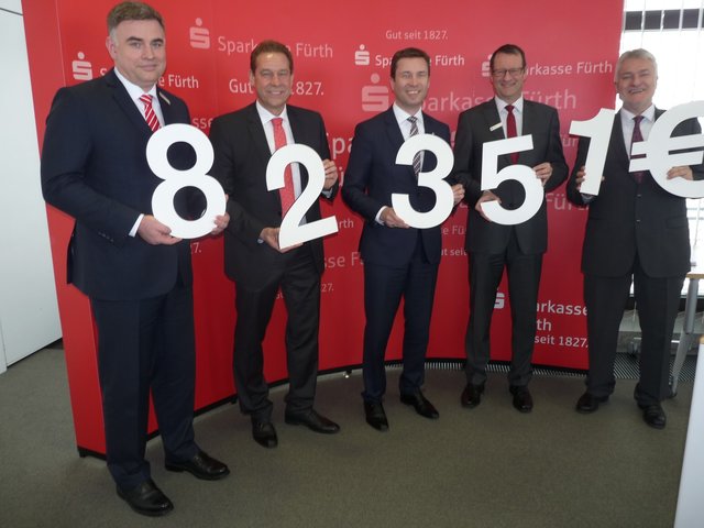 Sparkassenvorstand Adolf Dodenhöft, Bürgermeister Markus Braun, Landrat Matthias Dießl, Stefan Hertel (Sparkasse Fürth) und Horst Ohlmann (Vorstandsvorsitzender Deutsche Stiftungstreuhand; v.li.n.re.) präsentieren die Summe.