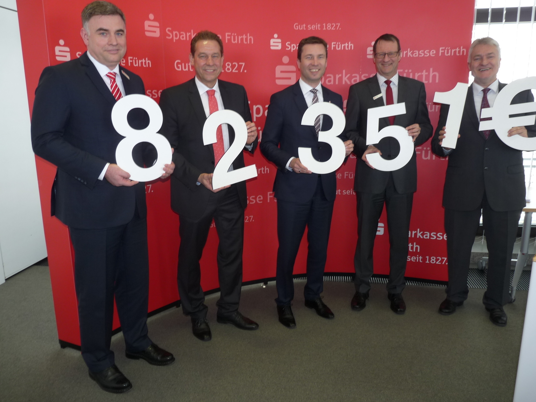 Sparkassenvorstand Adolf Dodenhöft, Bürgermeister Markus Braun, Landrat Matthias Dießl, Stefan Hertel (Sparkasse Fürth) und Horst Ohlmann (Vorstandsvorsitzender Deutsche Stiftungstreuhand; v.li.n.re.) präsentieren die Summe.