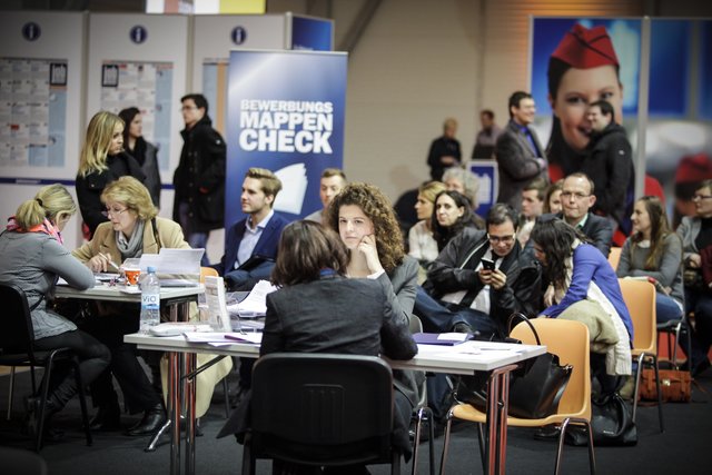 Beim Bewerbungsmappen-Check ist der Andrang riesengroß. Viele nutzen die Chance, Tipps von Profis zu bekommen. | Foto: © Barlag