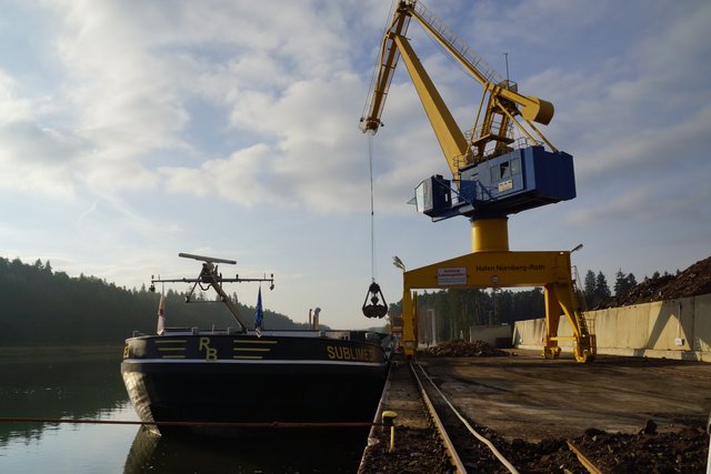 Massengutumschlag per Binnenschiff im bayernhafen Roth. | Foto: bayernhafen Nürnberg