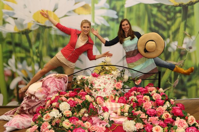 Am 15. März eröffnet die Freizeit Messe Nürnberg: Lea Götz und  Gärtnerin Birgit Hermann am Rosenbett. | Foto: Udo Dreier