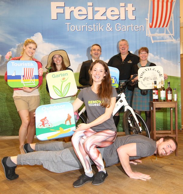 (v.l.): Lea Götz, Gärtnerin Birgit Hermann, Fitness Lisa-Marie Hofmann, Thomas Kamm (Caravan), Whiskey-Experten Michael und Andrea Gradl, vorne Robert Hofmann (im Liegestütz). | Foto: Udo Dreier