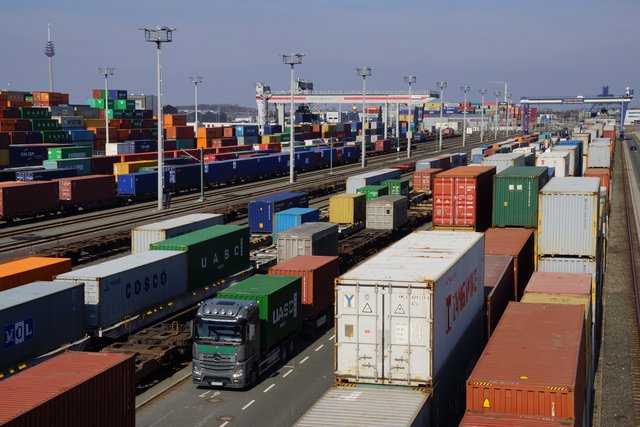 Der bayernhafen Nürnberg ist per Containerzug täglich verbunden mit den Nordseehäfen Hamburg und Bremerhaven, sechsmal wöchentlich mit dem Hafen Rotterdam sowie einmal wöchentlich mit Chengdu in China. | Foto: bayernhafen Nürnberg