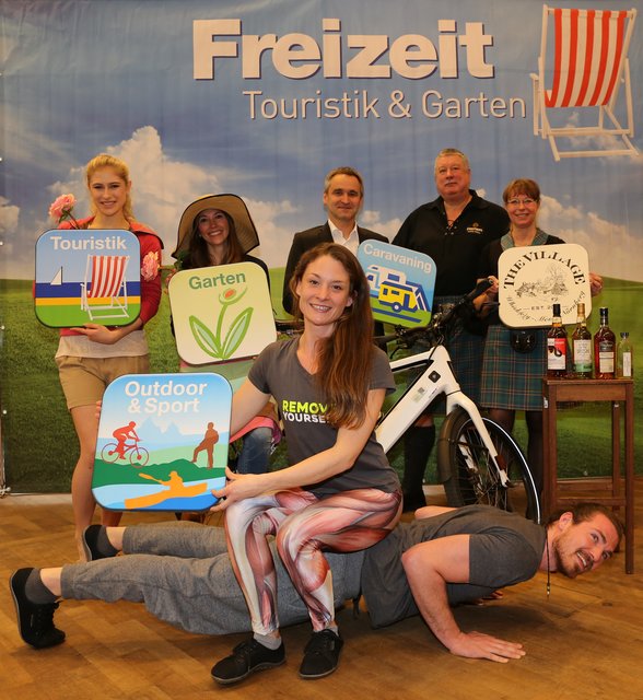 Freizeit Messe Nürnberg (v.l.): Lea Götz, Gärtnerin Birgit Hermann, Fitness Lisa-Marie Hofmann (vorne), Thomas Kamm (Caravan), Whiskey-Experten Michael und Andrea Gradl, vorne Robert Hofmann (im Liegestütz). | Foto: Udo Dreier