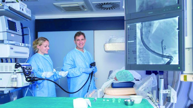 Chefarzt Professor Dr. med. Dieter Schwab und Schwester Nadine Thiem bei der Durchführung einer endoskopisch retrograden Cholangio-Pankreatikografie (ERCP) in der strahlungsarmen Durchleuchtungseinheit der Medizinischen Klinik II.