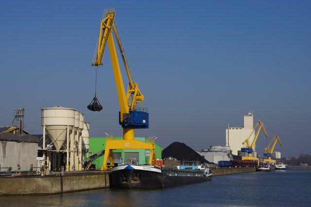 Massengutumschlag per Binnenschiff im bayernhafen Nürnberg. | Foto: bayernhafen Nürnberg