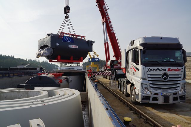 Schwergutumschlag von Bosch Industriekesseln im bayernhafen Roth. | Foto: bayernhafen Nürnberg