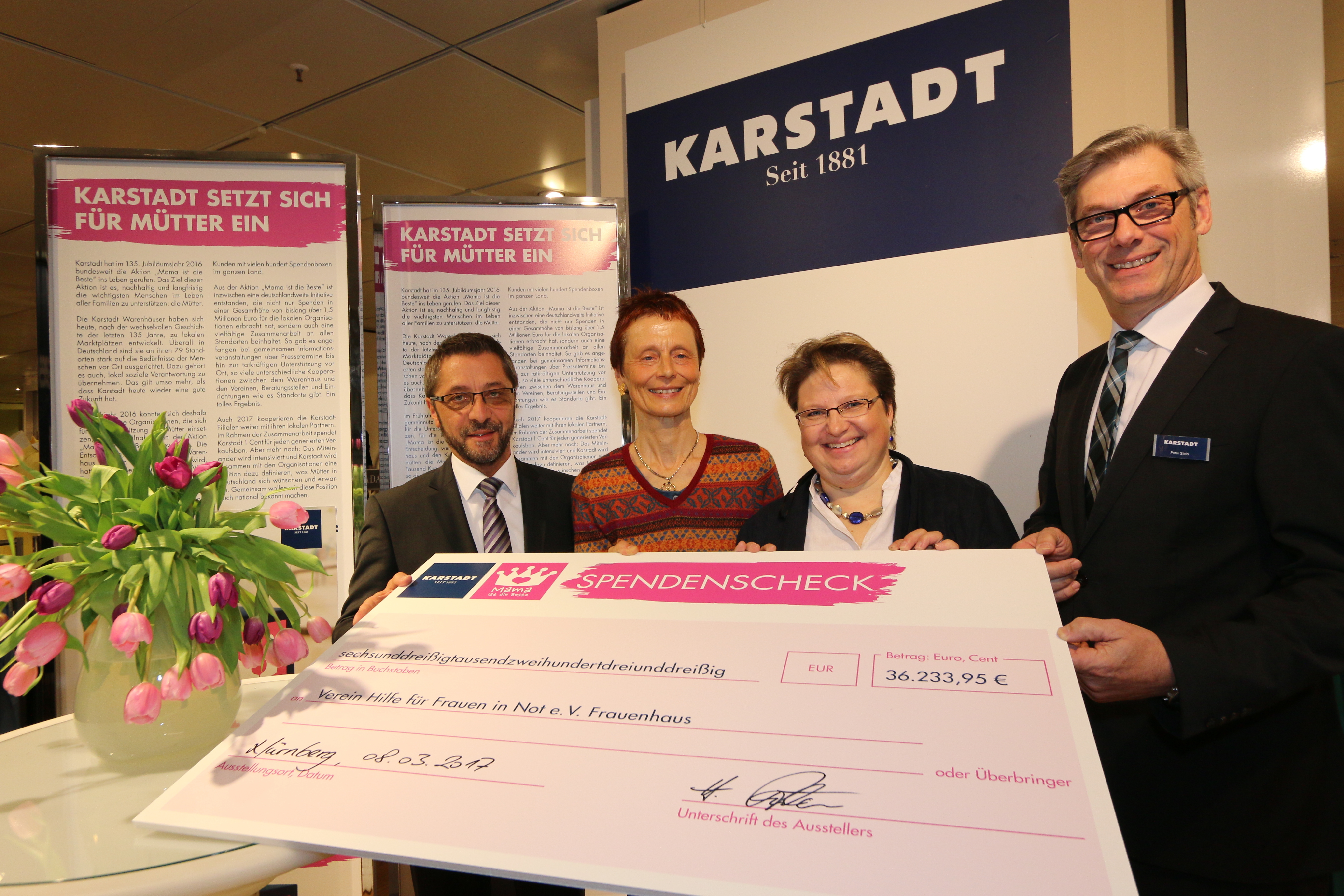 Freuen sich über die stattliche Spendensumme (v.l.) Hansjörg Pointecker, Susanne Meister (Vorstandsmitglied Frauenhaus Nürnberg), Barbara Grill (Geschäftsführung Frauenhaus Nürnberg) und Peter Stein (Organisationsleiter Karstadt Nürnberg).