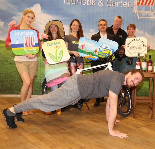 Lea Götz, Gärtnerin Birgit Hermann, Fitness Lisa-Marie Hofmann, Thomas Kamm (Caravan), Whiskey-Experten Michael und Andrea Gradl, vorne Robert Hofmann (im Liegestütz). | Foto: Udo Dreier