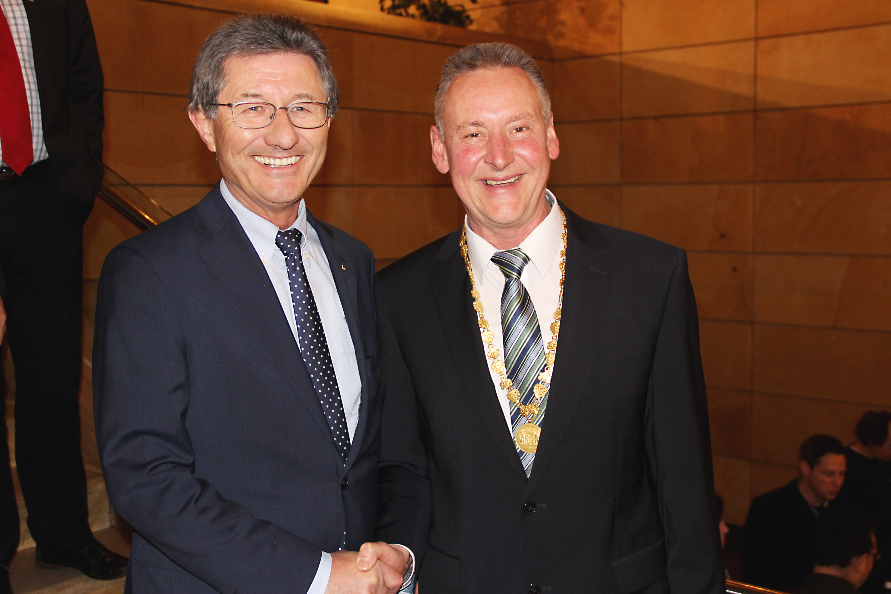Oberbürgermeister Thomas Jung (re.) - hier mit SpVgg Greuther Fürth-Präsident Helmut Hack - blickt auf erfolgreiche Jahre zurück, hat aber auch noch viel vor.