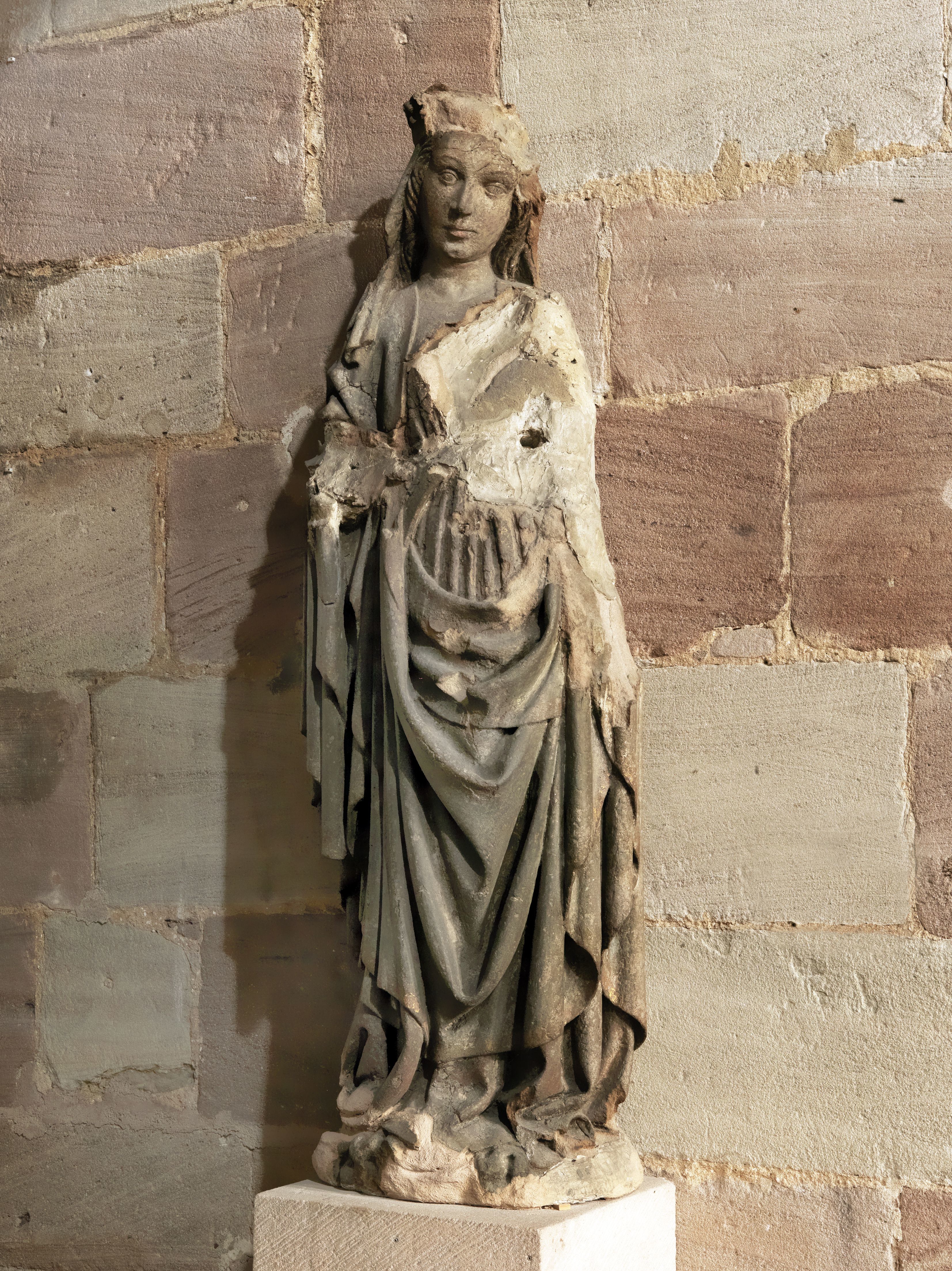 Muttergottes. Hausfigur vom Gebäude der Nürnberger Mohren-Apotheke, um 1420/30.