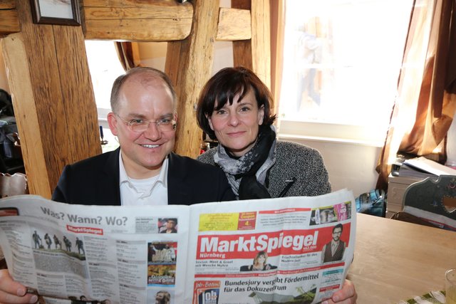 Sebastian Brehm, Bundestagskandidat und Barbara Hauerstein: Wir lesen MarktSpiegel, weil wir über unsere Stadt gut informiert werden – MarktSpiegel ist für uns Kult. | Foto: oh