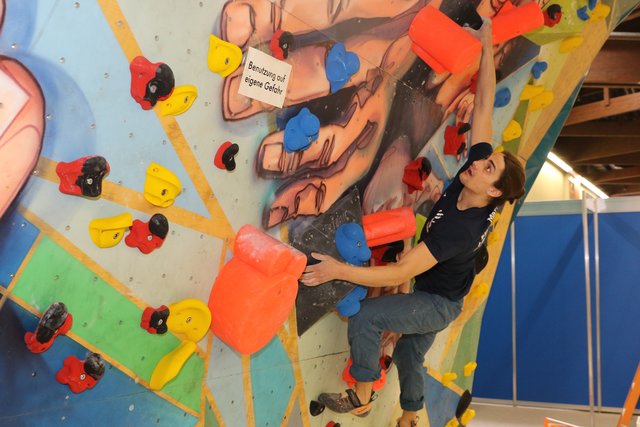 Christoph Lazerus an der Boulderwand in Halle 6. | Foto: Udo Dreier