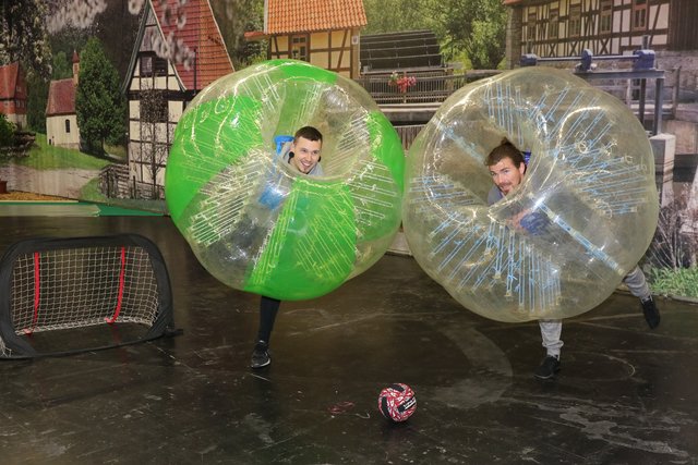 Bubble Soccer mit Jan Gebhardt (l.) und Robert Hofmann. | Foto: Udo Dreier