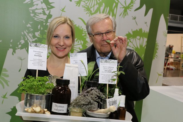Pflanzen als Medizin: Thea Kornherr und Messechef Heiko Könicke.

Foto: Udo Dreier / Freizeit
 - 14.03.2017 - Nürnberg - Messe Vorbesichtigung: Freizeit Touristik und Garten vom 15. bis 19.März 2017 | Foto: Udo Dreier