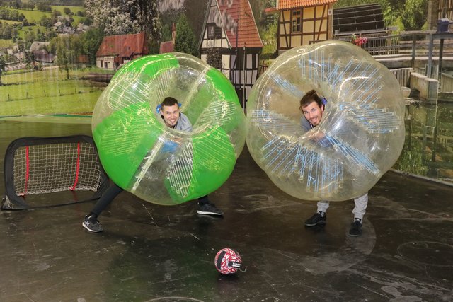 Bubble Soccer mit Jan Gebhardt (l.) und Robert Hofmann. | Foto: Udo Dreier