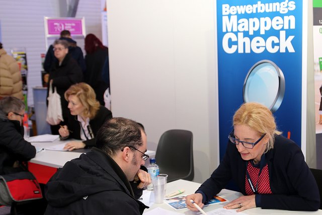 Großer Andrang herrscht beim Bewerbungsmappen-Check. | Foto: © Barlag