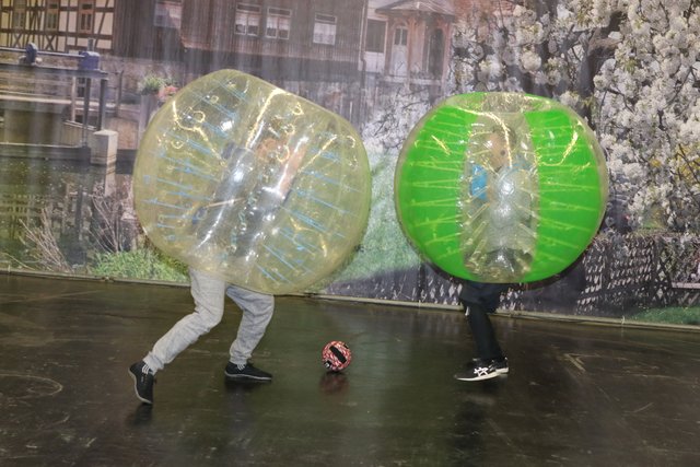 Trend: Bubble Soccer mit Jan Gebhardt (r.) und Robert Hofmann. 

Foto: Udo Dreier / Freizeit
 - 14.03.2017 - Nürnberg - Messe Vorbesichtigung: Freizeit Touristik und Garten vom 15. bis 19.März 2017 | Foto: Udo Dreier