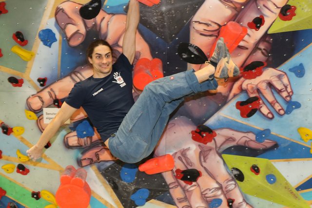 Christoph Lazerus an der Boulderwand in Halle 6. | Foto: Udo Dreier