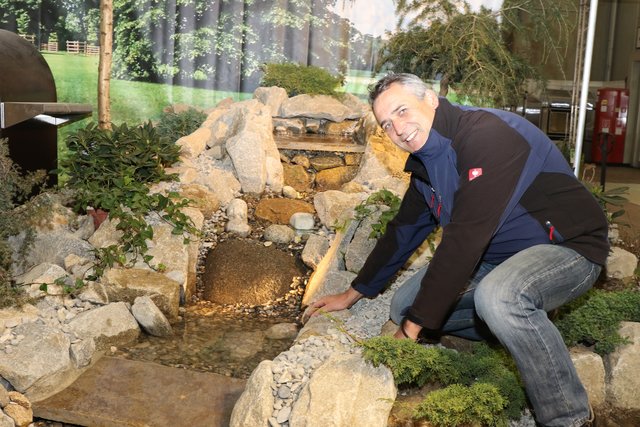 Gartenbauer Fritz Bodin bei der Arbeit. | Foto: Udo Dreier