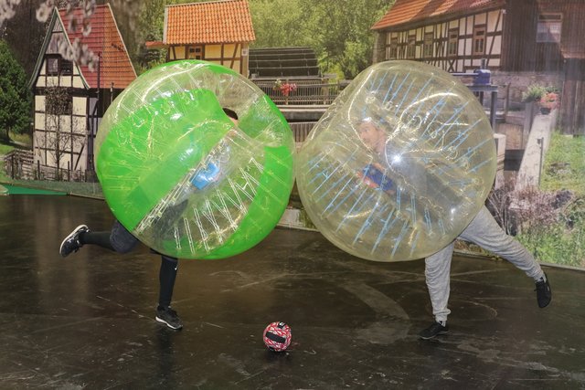 Trend: Bubble Soccer mit Jan Gebhardt (l.) und Robert Hofmann.

Foto: Udo Dreier / Freizeit
 - 14.03.2017 - Nürnberg - Messe Vorbesichtigung: Freizeit Touristik und Garten vom 15. bis 19.März 2017 | Foto: Udo Dreier