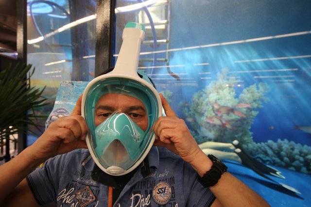 Oliver Lutz mit Tauchmaske am Tauchturm. | Foto: Udo Dreier