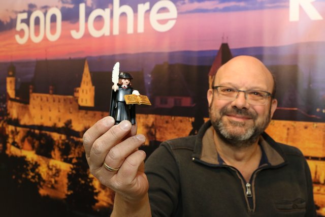 Lothar Deeg zeigt Luther als Playmobilfigur. | Foto: Udo Dreier