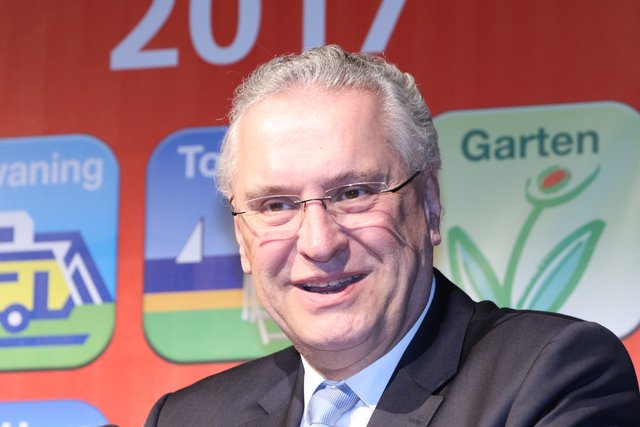Bayerns Innenminister Joachim Herrmann eröffnet die Freizeit Touristik und Garten vom 15. bis 19.März 2017. | Foto: Udo Dreier