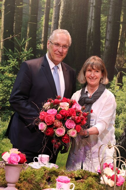 Bayerns Innenminister Joachim Herrmann mit Gartenmeisterin Beatrix Schaffranka. | Foto: Udo Dreier
