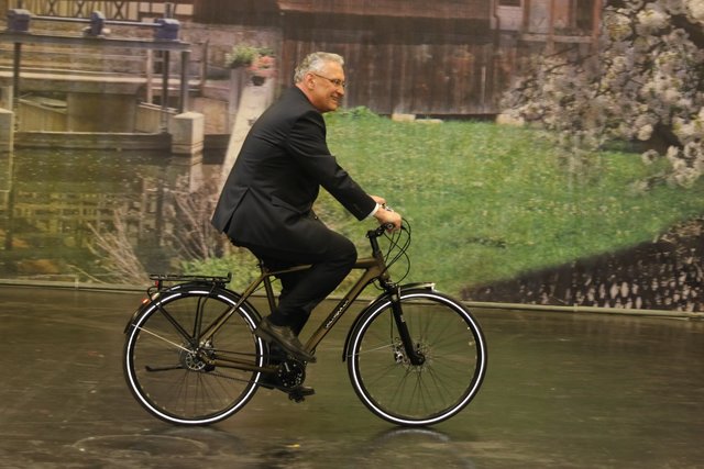 Bayerns Innenminister Joachim Herrmann testet den Radparcour auf der Freizeit Messe in Nürnberg. | Foto: Udo Dreier