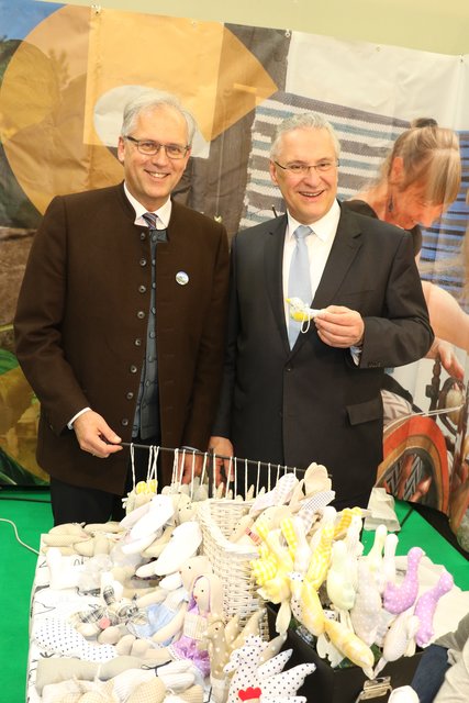 Bayerns Innenminister Joachim Herrmann und Bezirkstagspräsident Richard Bartsch (l). | Foto: Udo Dreier