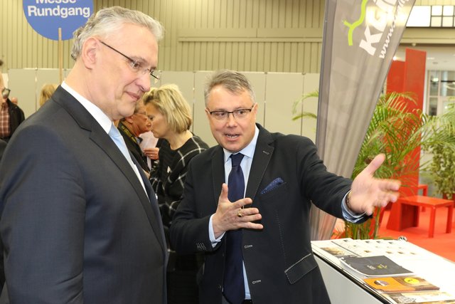 Bayerns Innenminister Joachim Herrmann beim Messebesuch. | Foto: Udo Dreier