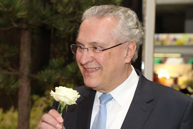 Bayerns Innenminister Joachim Herrmann mit Rose. | Foto: Udo Dreier