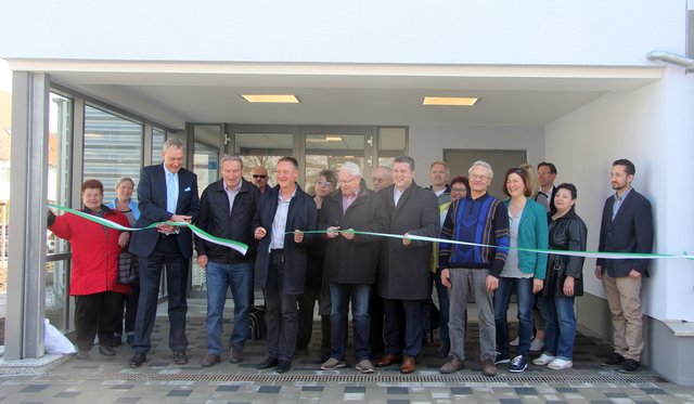 Der große Augenblick auf den nicht nur die Stadelner Wasserratten sehnlichst gewartet haben: Das grundsanierte Hallenbad wird eröffnet. | Foto: Claudia Wunder/Stadt Fürth