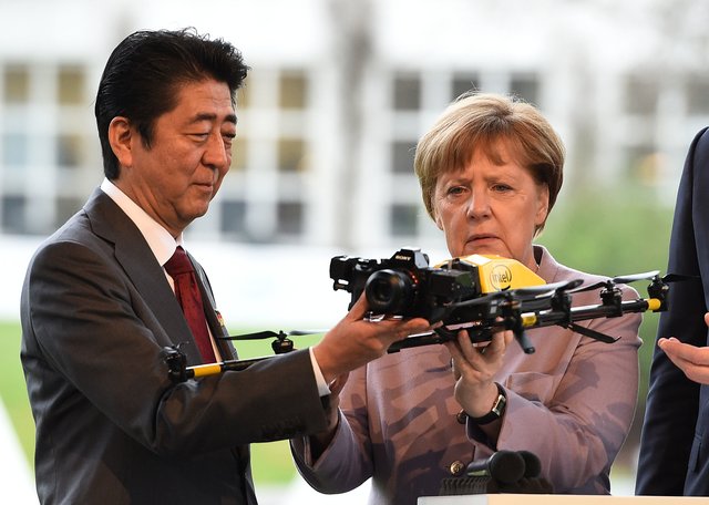 Eröffnungsrundgang der CeBIT 2017 mit Bundeskanzlerin Dr. Angela Merkel und H.E. Shinzo Abe (tbc), Premierminister von Japan. | Foto: Deutsche Messe
