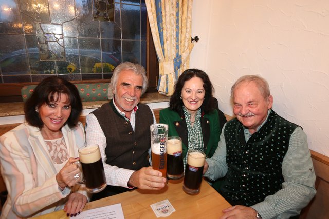 Günther (2.v.l.) und Edith Ryschka (l.) mit Dr. Robert Ehler und Ehefrau Rosemarie in geselliger Runde. | Foto: © John R. Braun