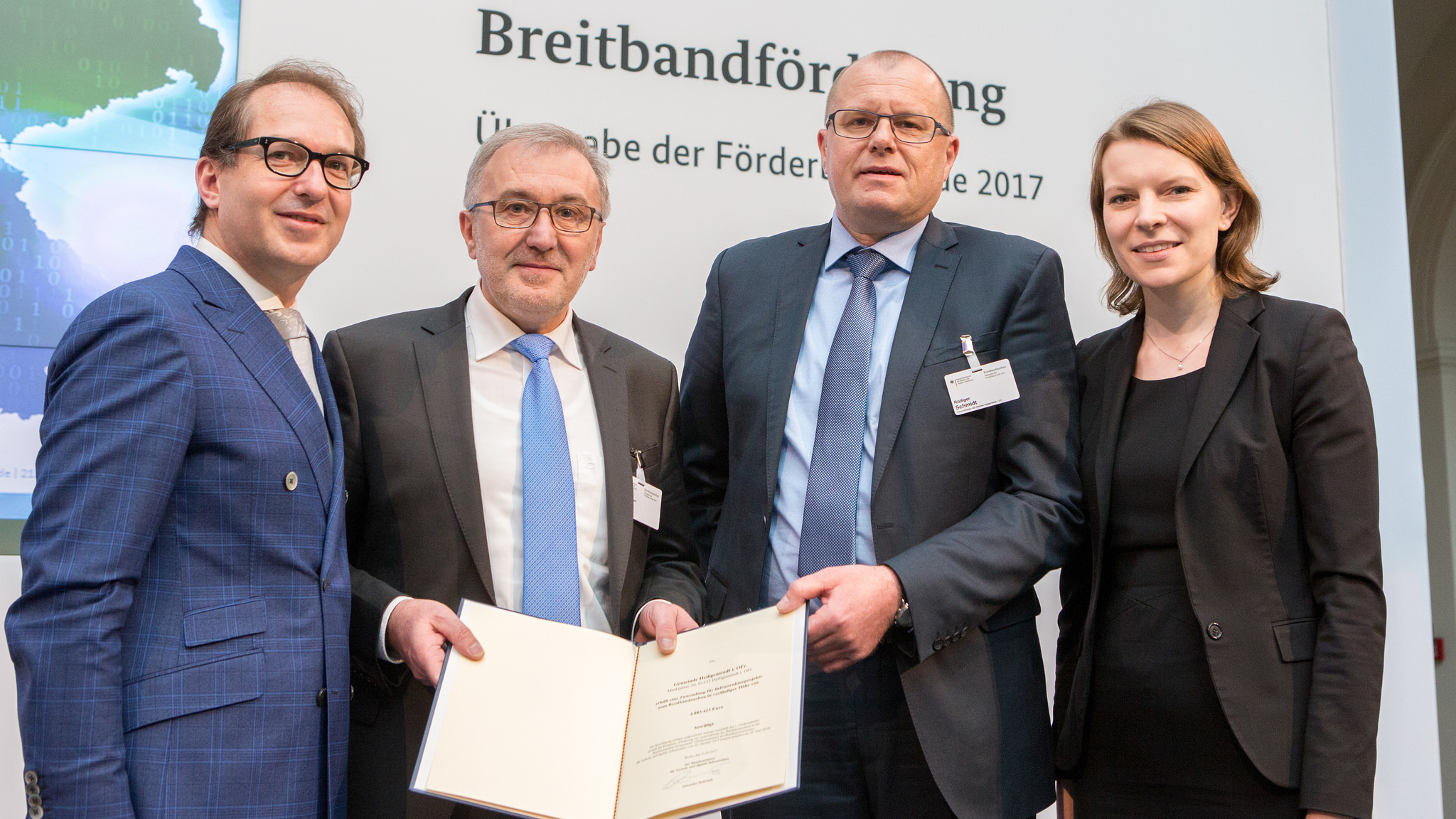 Gemeinsam mit Erstem Bürgermeister Helmut Krämer (2.v.l.) und Rüdiger Schmidt (2.v.r.) vom Markt Heiligenstadt freut sich die Bundestagsabgeordnete Emmi Zeulner über die hohen Zuschuss aus dem Breitbandförderprogramm. Am Dienstag überreichte Bundesminister Alexander Dobrindt (l.) in Berlin Förderbescheid für Infrastrukturmaßnahmen.