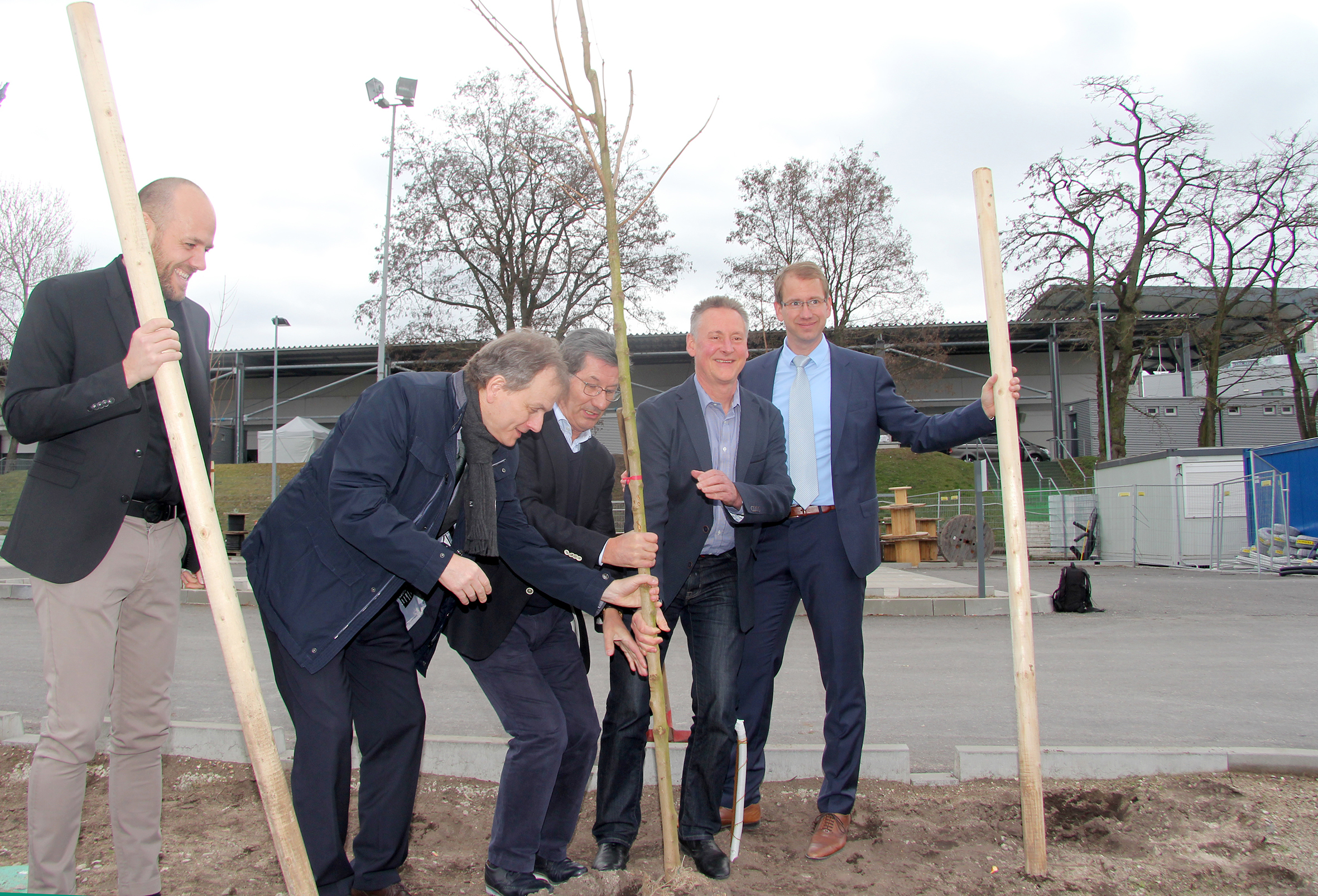 Packten beim Pflanzen der Bäume gemeinsam an: (v.li.n.re.) Holger Schwiewagner, Horst Müller, Helmut Hack, Thomas Jung und Marcus Steurer.