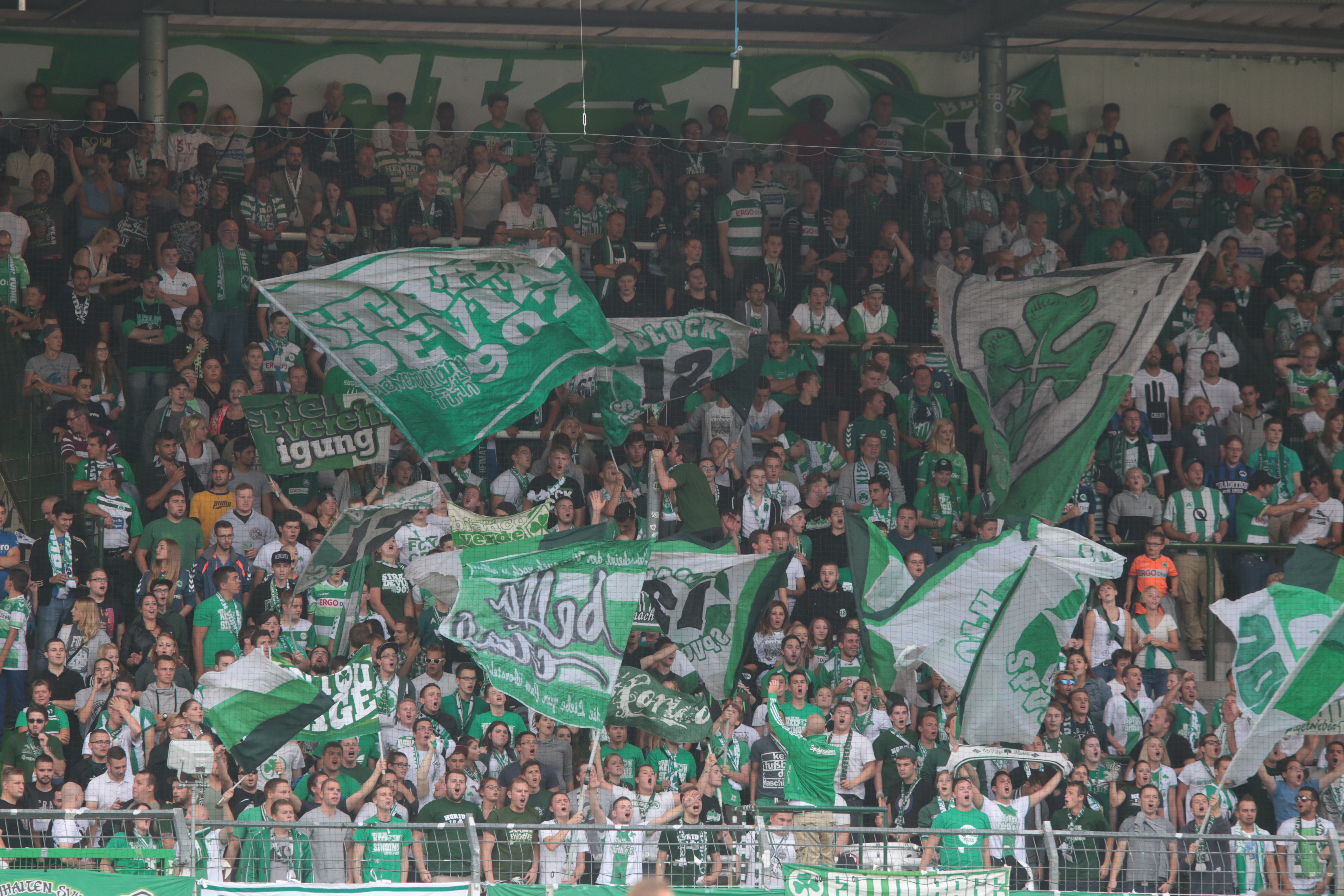 Die Kleeblattfans stehen hinter ihrem Team und Trainer Janos Radoki.