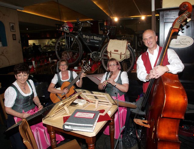 Die Leyher Stubenmusik unter der Leitung von Werner Bauer. | Foto: Joachim König