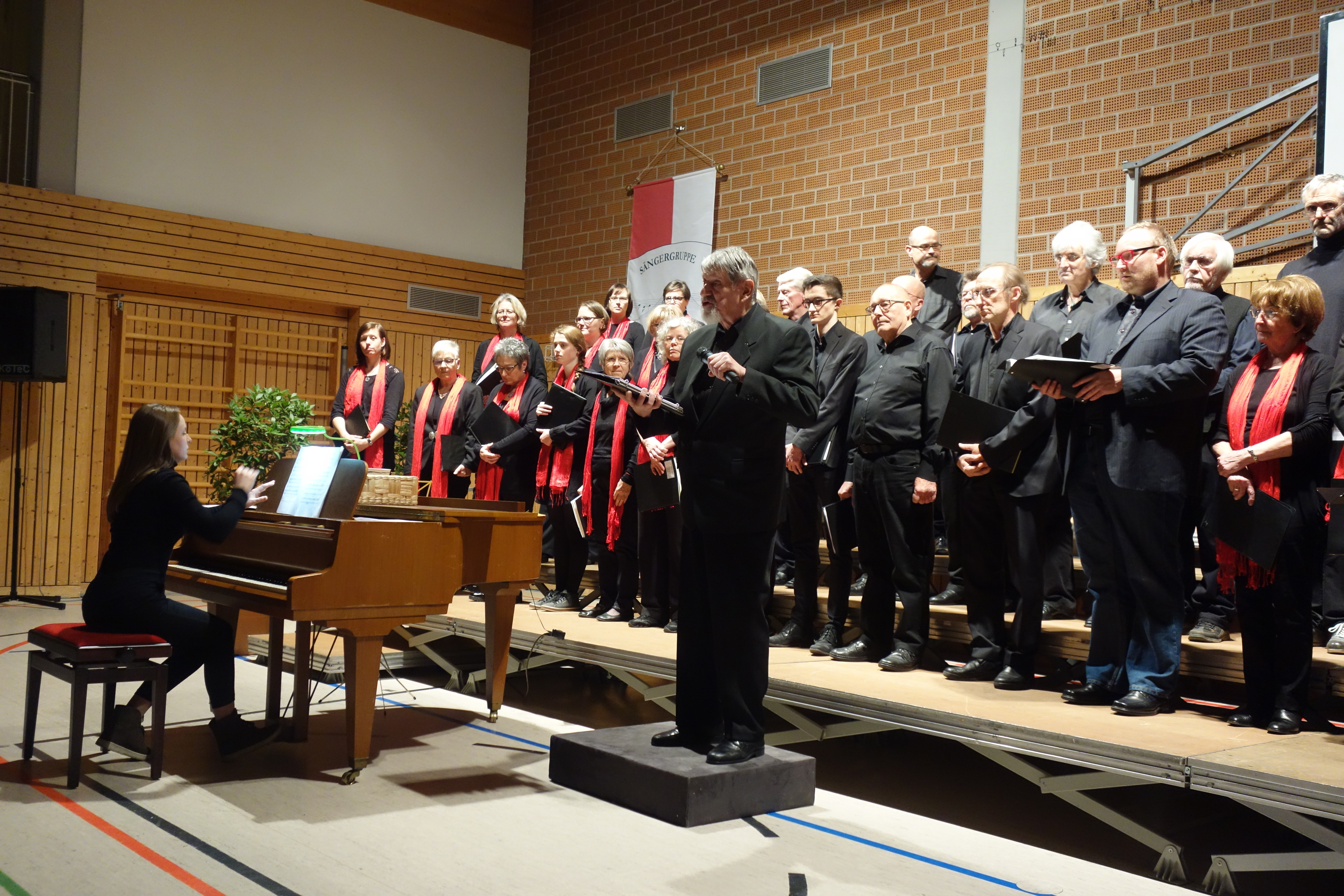 Der 1. Vorsitzende Friedhelm Treiber stellt den Dehnberger Hof Chor vor. (Foto: privat)