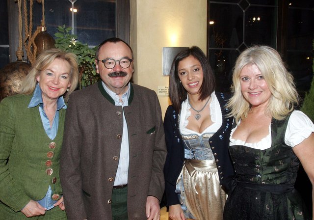 Gut gelaunt im Bratwurst Röslein: (v.l.) Barbara Regitz, Mitglied im Arbeitskreis fränkischer Volksmusik, mit Ehemann Hannes, Vanessa Pirner, und Dirndldesignerin Marion Wörlein. | Foto: © Joachim König