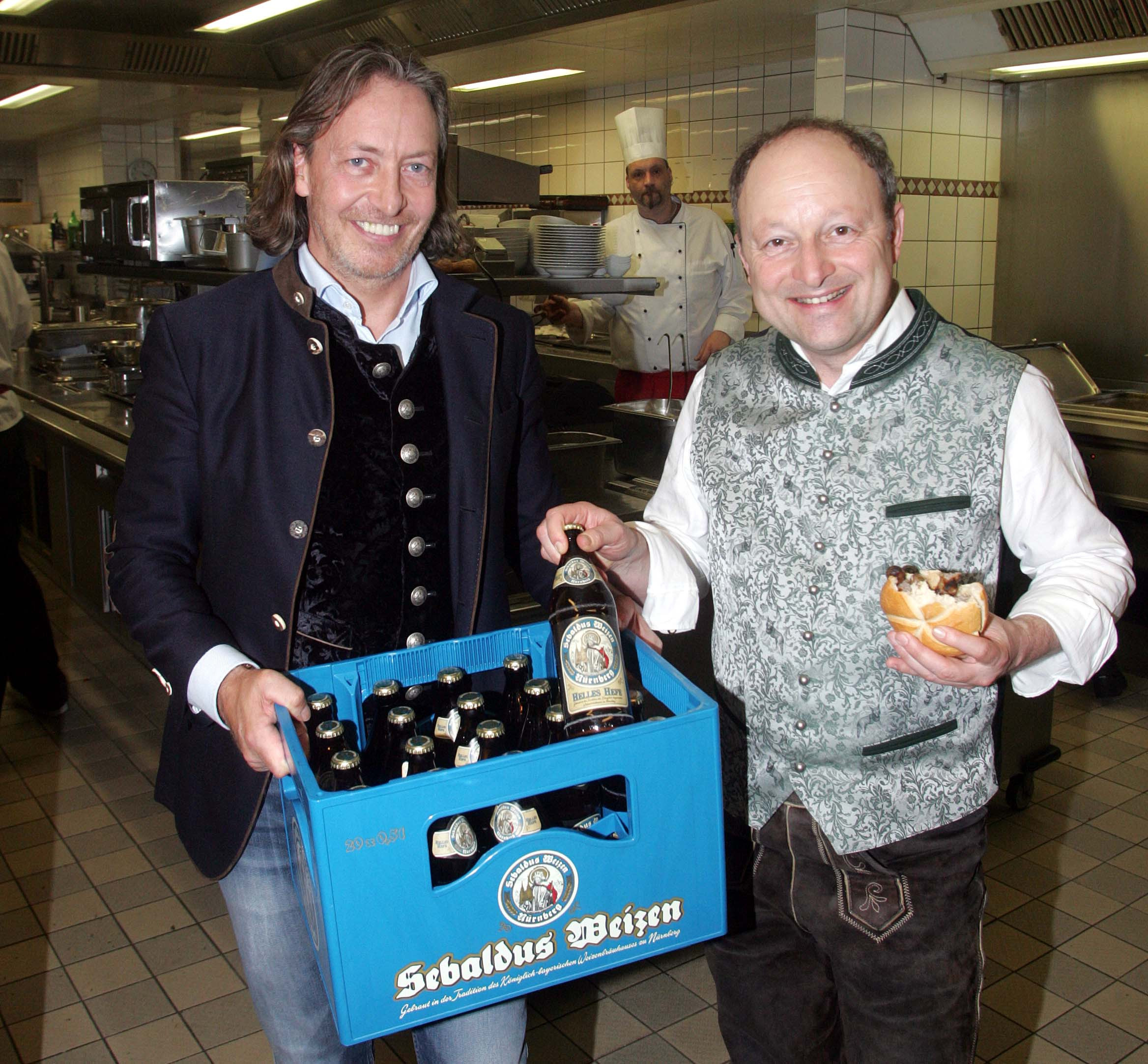 BR-Moderator Markus Tremmel gewann seine Bratwurstwette gegen Wirt Thomas Förster (l.) – der Einsatz war ein Kasten Bier.
