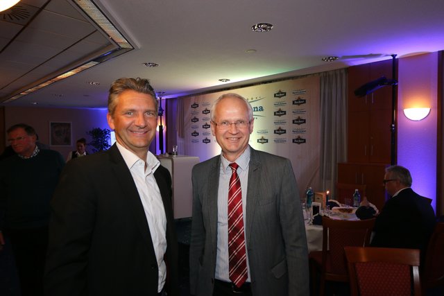 Bürgermeister Dr. Klemens Gsell (r.) mit BMW Niederlassungsleiter Ralf Schepull. | Foto: © John R. Braun