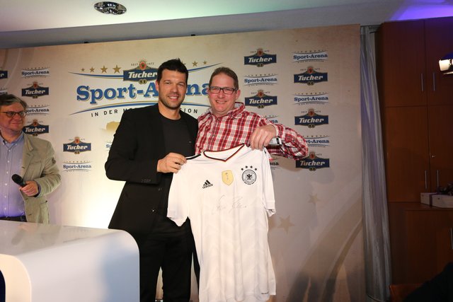 Michael Ballack mit Trikot-Gewinner Thomas Sponsel. | Foto: © John R. Braun